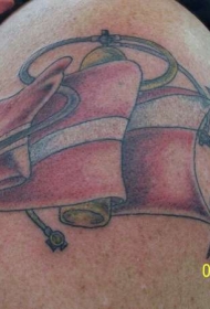 男性肩部彩色国旗纹身图案