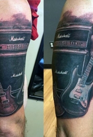 大臂现实的黑灰音响与吉他纹身图案