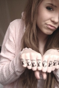 女生手指黑色风格字母纹身图案