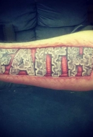 手臂逼真的字母“信仰”纹身图案