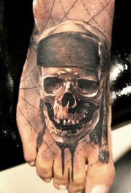 脚背棕色骷髅海盗头纹身图案