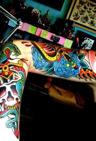 old school骷髅蛇和花朵彩绘手臂纹身图案