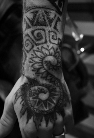 手背黑色卷发植物图腾纹身图片