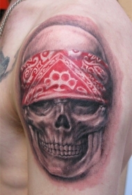 大臂骷髅和红色头巾纹身图案