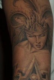 精致的阿兹特克女孩和羽毛纹身图案