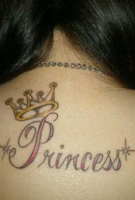 女生背部个性的公主皇冠纹身图案