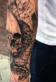 手臂航海世界地图与骷髅纹身图案