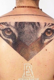 背部彩色的圆点老虎脸纹身图案