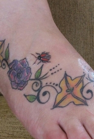 脚背花朵和瓢虫纹身图案