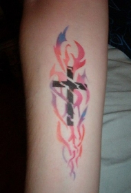 经典十字架和五彩缤纷的火焰纹身图案