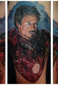 男性腿部彩色钢铁侠纹身图案