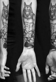 手臂黑色古埃及神像纹身图案