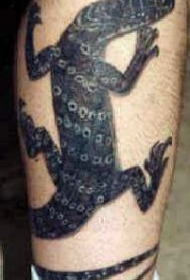 写实的黑色爬行动物纹身图案