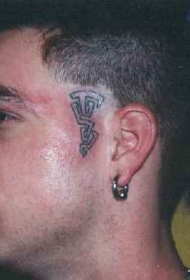 男子脸部鬓角迷宫纹身图案