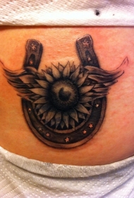 美丽的马蹄铁花朵腹部纹身图案