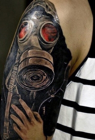 肩部彩色逼真的神秘男子防毒面具图案