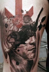 大腿神秘的黑白男子肖像与红色箭头纹身图案