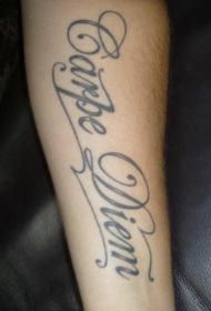 经典的拉丁文字母纹身图案
