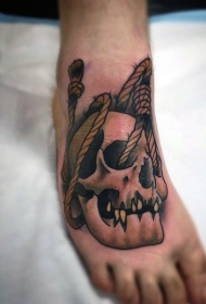 脚背现实色彩的人类头骨与绳索纹身
