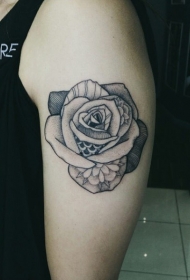 大臂old school简单的黑灰玫瑰纹身图案