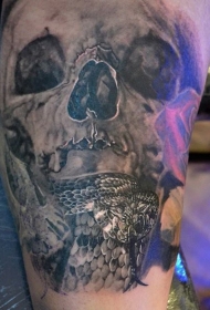 手臂黑灰骷髅头与蛇纹身图案