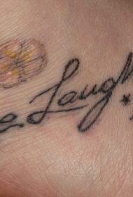 脚部彩色英文字母纹身图案