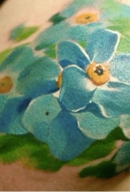 女性彩色肩膀花朵纹身图案