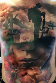 惊人的黑白腹部女性肖像与鲜花纹身图案