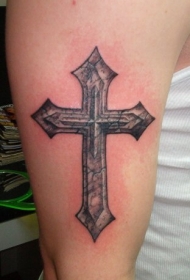 手臂经典石十字架纹身图案