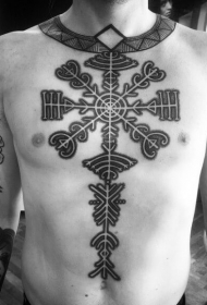 胸部和腹部黑色神秘的装饰纹身图案