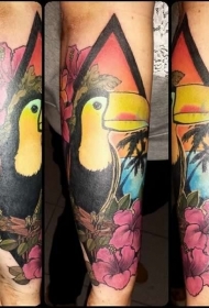 手臂彩色鹦鹉与花和棕榈树纹身图案