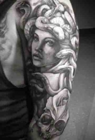 大臂黑色美杜莎和骷髅纹身图案