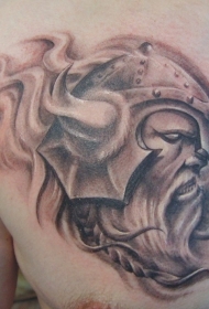 胸部棕色牛角头盔海盗纹身图案