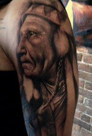 大臂写实风格的黑白老印第安人纹身图案