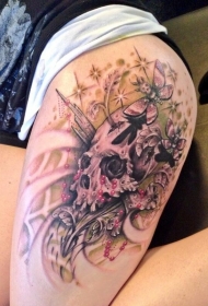 大腿美丽的彩色骷髅与蝴蝶纹身图案