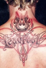 背部部落风格的彩色马蹄铁字母纹身图案