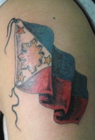 肩部彩色国旗标志纹身图案