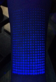 令人印象深刻的荧光矩阵圆点手臂纹身图案