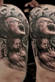腿部灰色可怕的妇女和乌鸦纹身图案