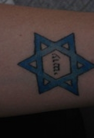 蓝色六芒星和字符纹身图案