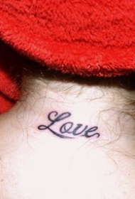 脖子上的英文字母纹身图案