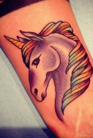 童话中的独角兽和彩虹色的鬃毛纹身图案