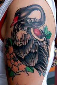 大臂黑天鹅和红宝石花朵纹身图案
