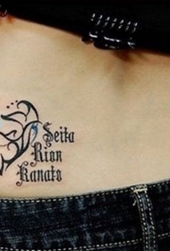 腹部字母和小海豚纹身图案