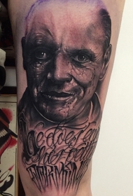 腿部黑白恐怖的肖像和字母纹身图案