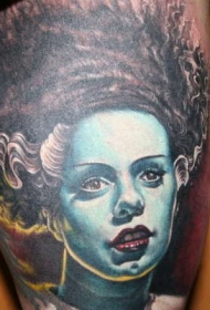 腿部彩色逼真毛骨悚然的恐怖女子纹身