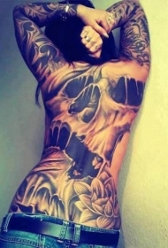 女孩满背可怕的骷髅纹身图案