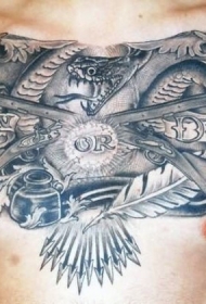 胸部石雕风格步枪和羽毛字母纹身图案