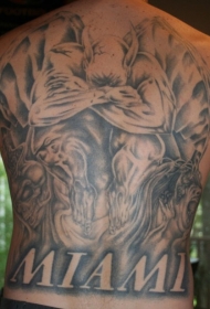 背部大面积石像鬼字母纹身图案