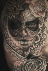 肩部黑棕色死亡女神纹身图案